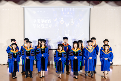 畢業伸展台-學位袍走秀-1