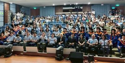 畢業伸展台-學位袍走秀-2圖片