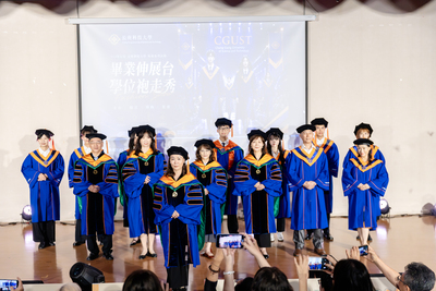 畢業伸展台-學位袍走秀-10圖片