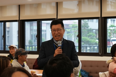 崇右影藝科大孔德學務長圖片