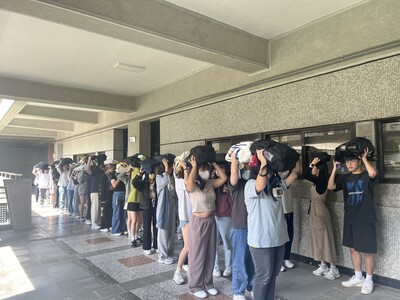 同學演練地震發生的保護頭部、頸部避免受傷-1圖片