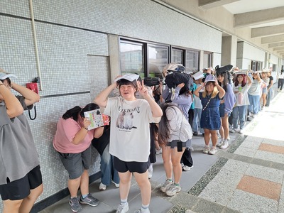 同學演練地震發生的保護頭部、頸部避免受傷-2圖片