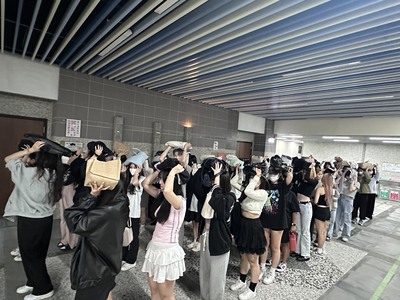 同學演練地震發生的保護頭部、頸部避免受傷圖片