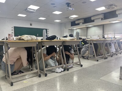 同學演練「趴下、掩護、穩住」地震保命動作-1圖片