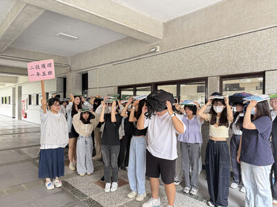 同學演練「趴下、掩護、穩住」地震保命動作-3圖片