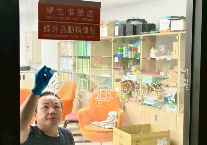 長庚科技大學11月攜手日本知名藝術家大石曉規（Akinori Oi-shi） ，共同推廣「微笑符號點亮校園—藝術共創計畫」。