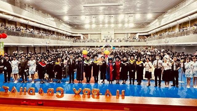 南北兩校區超過兩千名畢業生參加畢業典禮,塞滿了整個會場,最長者的畢業生年齡高達85歲。圖片