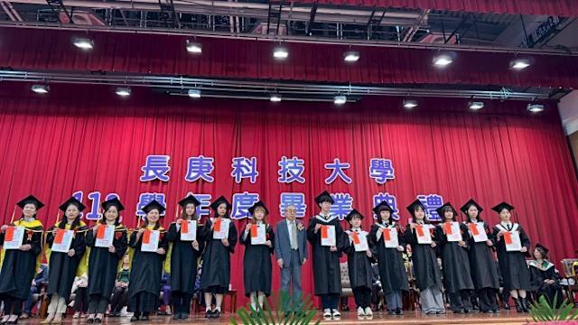 當禮成的音樂響起,畢業生們相互祝福擁抱,感動與不捨的眼淚交織在一起,場面溫馨感人圖片