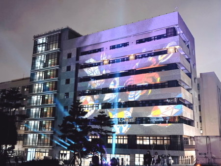 象徵社團的六大神獸圖騰光束映照全人教育大樓，打造最美校園夜景。