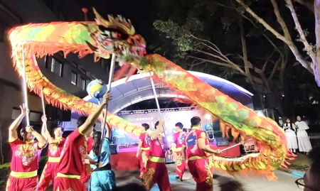 體育大學舞龍隊《龍耀新光》表演展現磅礴氣勢。 （