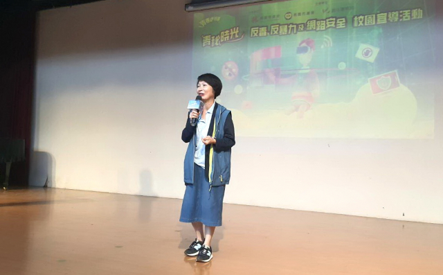 桃園市青年事務局副局長塗淳惠為長庚科大學生宣揚反毒、反暴力的重要性圖片