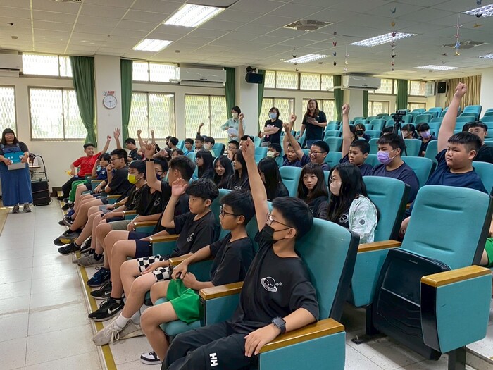 圖6-台南大甲國小台下小朋友熱烈回應舉手回答問題圖片