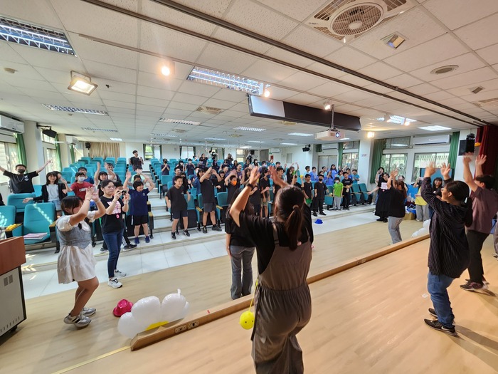圖8-與嘉南藥理大學跨校合作一起辦理性教育宣導，現場帶動唱圖片