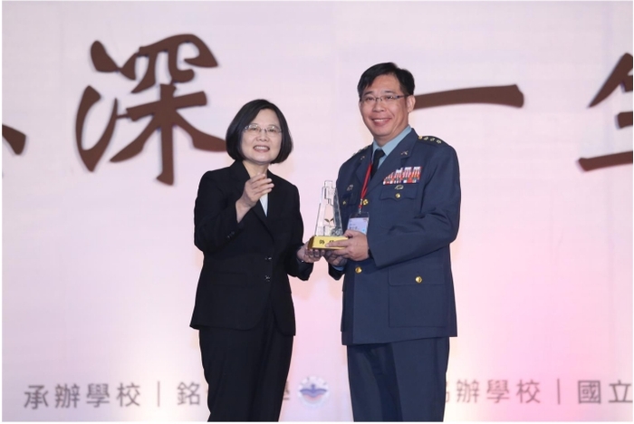 徐衍琨(右)秉持「以⾝作則、服務為先」教育理念,榮獲師鐸獎殊榮圖片