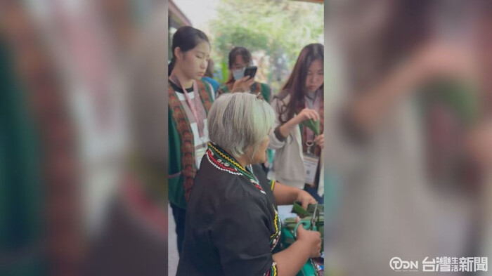 來自長庚科技大學的原住民資源中心的師生來到信義鄉人和部落了解並體驗布農族文化與知識