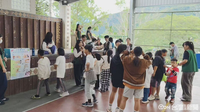 長庚科技大學的原住民資源學習中心的師生也在活動中進行男女衛教知識教育