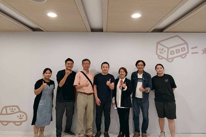 長庚科大學務長劉杏元(右三)邀請藝術家大石曉規(左四)蒞校，推動幸福力藝術共創計畫