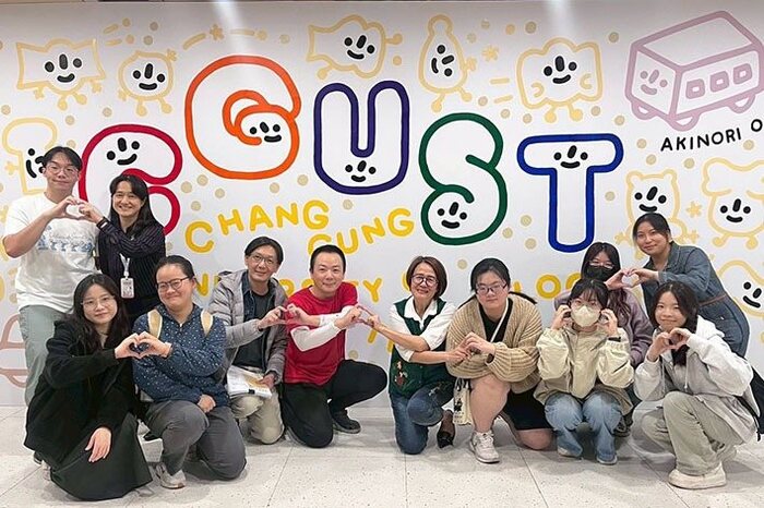 長庚科大師生與藝術家共創「微笑」成為最具代表性的幸福符號