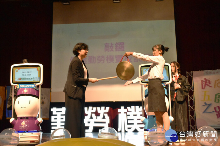 長庚科大校長范君瑜於開學典禮上進行敲鑼儀式,為新生的校園生活揭開序幕。圖片