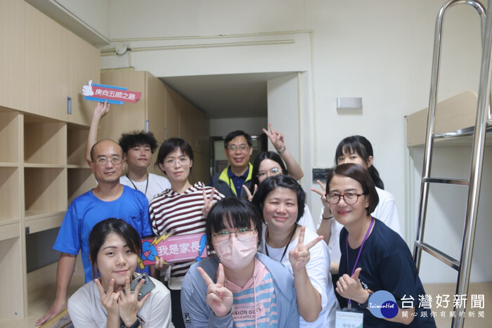 師長至宿舍關心新生入住圖片