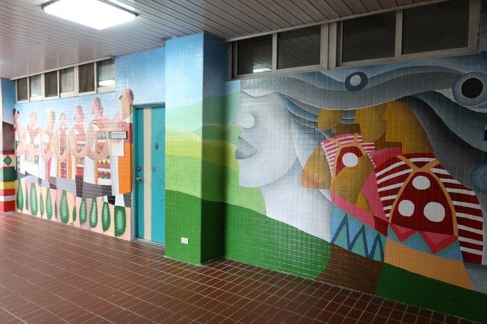 藝術家米路.哈勇在長庚科技大學原住民教育中心7個牆面,彩繪上16族原住民的意象3圖片