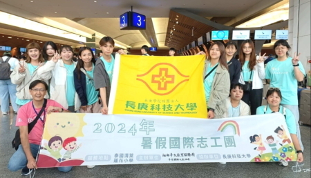 長庚科大組長趙俊彥(前左)引領泰北國際志工團前往泰北清萊省服務圖片