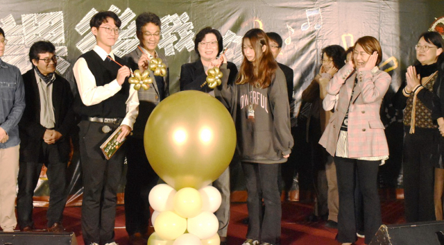 長庚科大校長范君瑜(中右1)與主秘楊文進(中左1),帶領學生會會長楊恒瑄(中右2)學生議會議長蔡笠幃(中左2)為歲末校園嘉年華舉行開幕儀式圖片