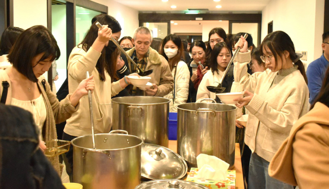 長庚科大師生們聚集在全人教育大樓吃湯圓,作為新大樓的入厝儀式圖片