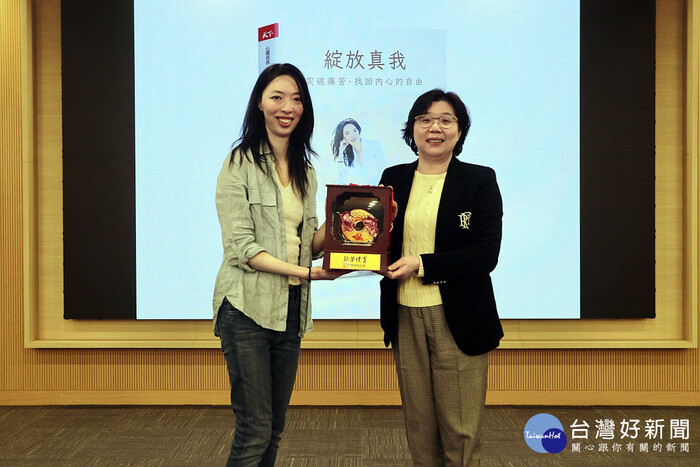 長庚科大校長范君瑜(右)贈送紀念禮品表達致謝